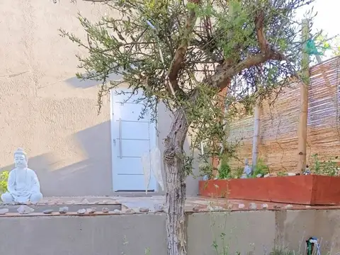 Casa 6 ambientes con 2 baños