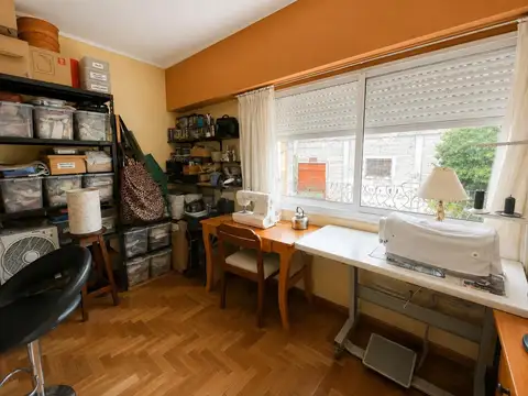 Departamento en Planta Alta + 3 Locales (Alquilados)