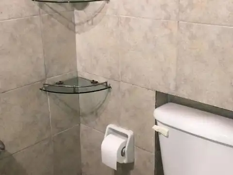 CASA EN PROPIEDAD HORIZONTAL. 5 AMBIENTES. 3 BAÑOS. LOCAL