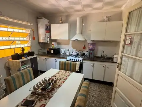 Casa en calle 34 entre 7 y 9, con cochera.