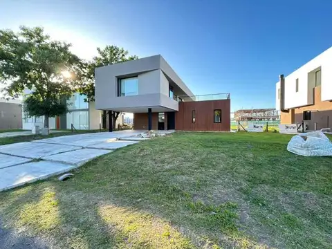 Casa en venta de 4 Ambientes con galería y piscina en el Exclusivo Greenville Polo & Resort