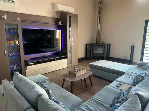 CASA EN VENTA 5 AMB C/PISCINA Y 2 COCHERAS MORON