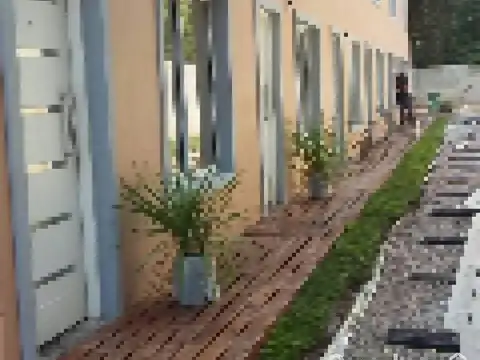 VENTA DUPLEX 2 DORM. EN BARRIO LOS JAZMINES