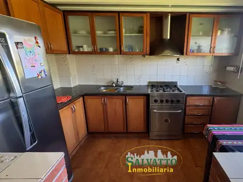 Casa 4 ambientes con 2 baños