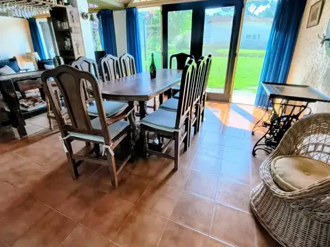 Casa en Alquiler con 4 cocheras