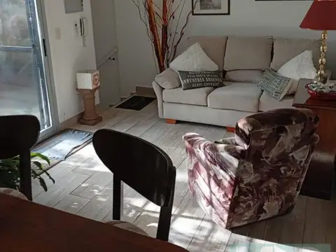 Depto Tipo Casa 4 ambientes con 3 baños