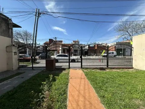 Casa en Alquiler en Bernal Oeste, $ 1.200.000
