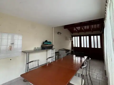 Casa 6 ambientes con 2 baños