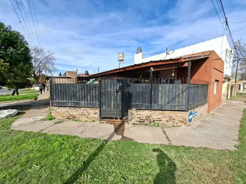 Casa de 2 dormitorios con cochera