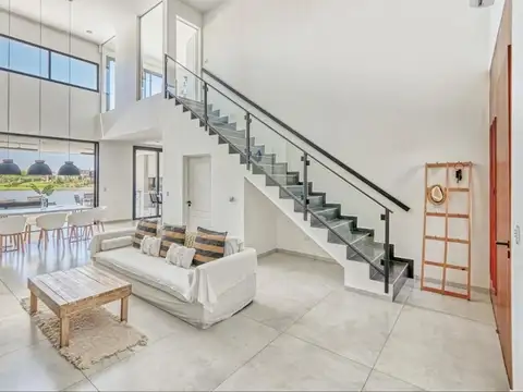 Casa 6 ambientes con 5 baños