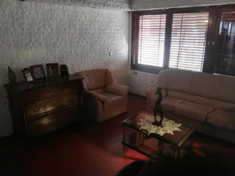 Casa 8 ambientes con 3 baños