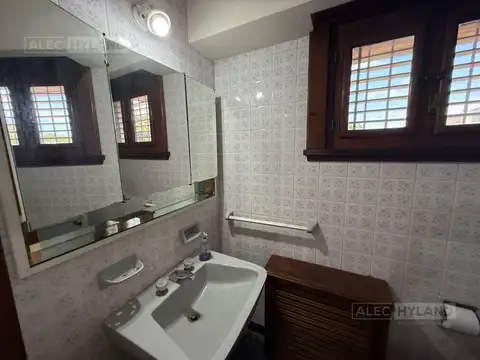 Casa 4 ambientes con 2 baños
