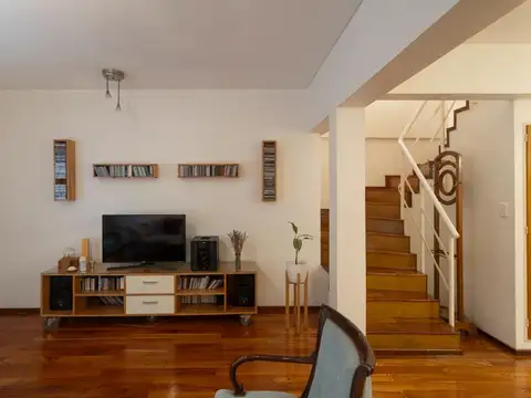 triplex de 4 ambientes SUM, Jardin y cochera