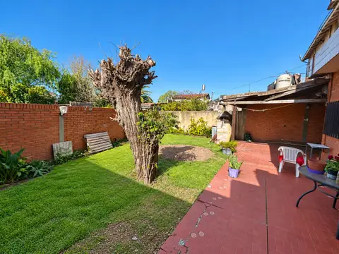 Casa 6 ambientes con 2 baños