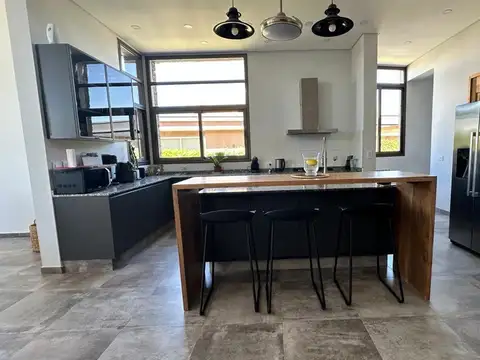 Casa en Venta con 4 cocheras