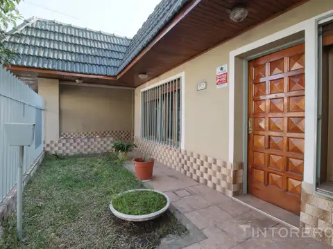 Casa en Villa Luzuriaga 4 ambientes, Apta Crédito, en Excelente Zona