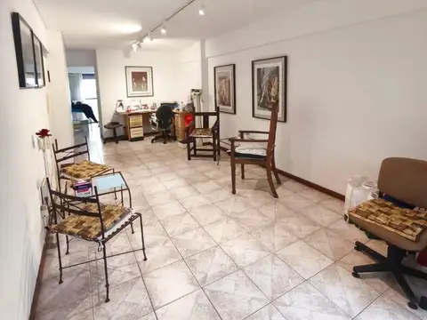 Ladislao Martinez 100, Piso 1