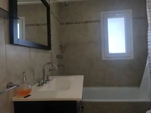 Casa en Alquiler con 2 cocheras