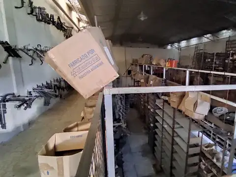 Local comercial con galpón. Planta y entre piso. Oficina. Excelente ubicación