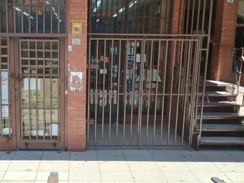 LOCAL CON ENTRE PISO  excelente ubicación