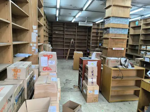 LOCAL CON ENTRE PISO  excelente ubicación