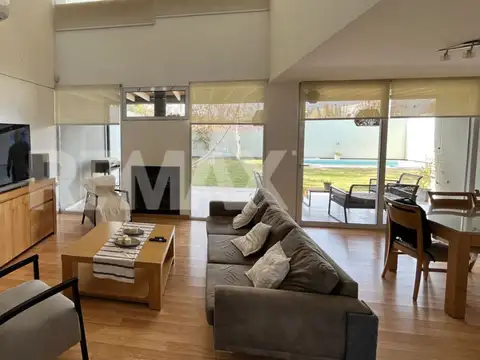 Casa 8 ambientes con 2 baños