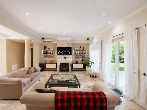 Casa 6 ambientes con 7 baños