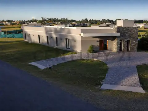 Casa A Estrenar En Los Juncos Luján | Lote Premium En Esquina 1300m² - Calidad Constructiva Superior