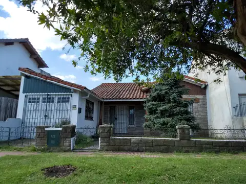 ALQUILER Chalet por 24 meses - Cocina comedor, garage, lavadero, jardín, parrilla- SIN MUEBLES