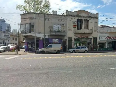 LOCAL SOBRE AVDA. MITRE AL 1700