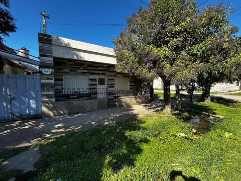 CASA EN VENTA CON LOTE EN FCIO VARELA APTA CRED