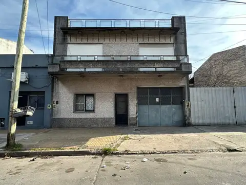 Casa en venta c/ cochera en Bernal Oeste