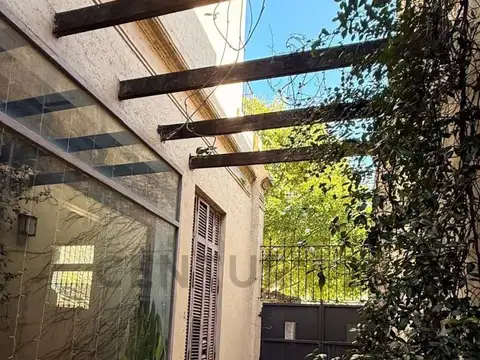 CASA DE EPOCA CUATRO AMBIENTES CON COCHERA