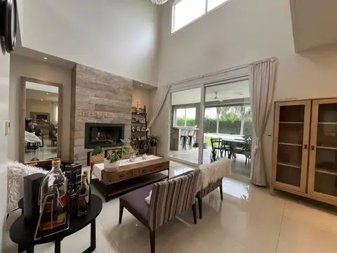 Casa en Venta con 7 cocheras