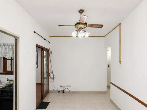 Departamento de 3 ambientes en planta baja con patio – Almagro -