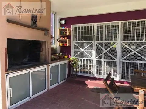 Casa en Venta con 3 cocheras