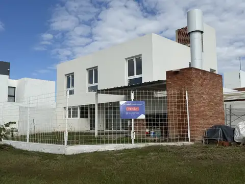 Casa a estrenar- 3 dormitorios - Prados de Manantiales