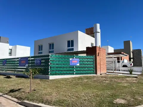 VENTA DE CASA A ESTRENAR DE 3 DORMITORIOS EN PRADOS DE MANANTIALES