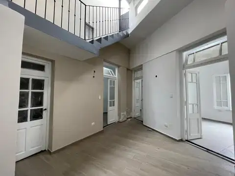 VIEJO SON LOS TRAPOS Tipo casita al frente con terraza