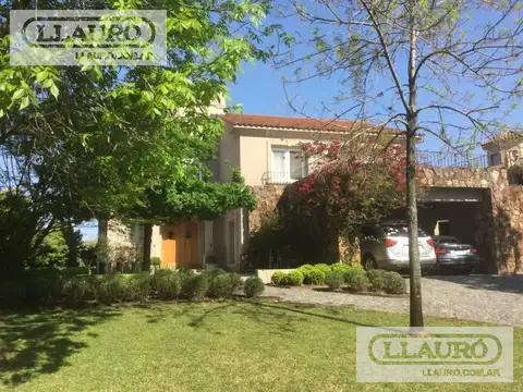 CASA EN VENTA ESTILO VILLA ITALIANA AL AGUA EN EL BARRIO CASTORES , NORDELTA