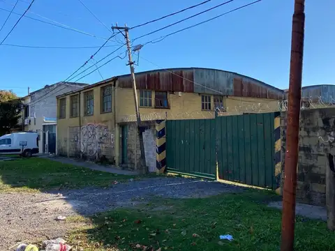 519 e/ 8 y 9: GALPÓN EN VENTA