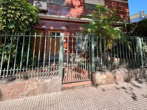 Casa lote propio, vivienda multifamiliar con patio y terraza en Flores