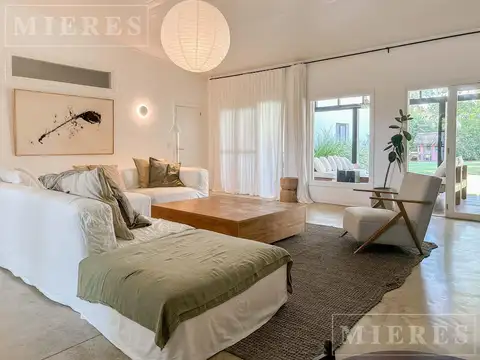 Casa en Venta con 2 cocheras