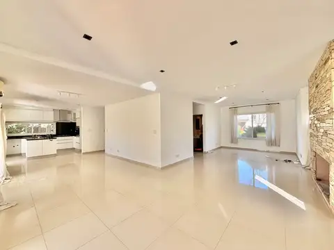 Casa en Alquiler con 1 cochera
