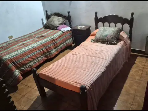 Casa en venta con 2 dormitorios, doble garaje y patio frente a plaza – Merlo