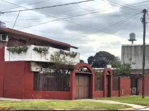 Casa en venta con 2 dormitorios, doble garaje y patio frente a plaza – Merlo