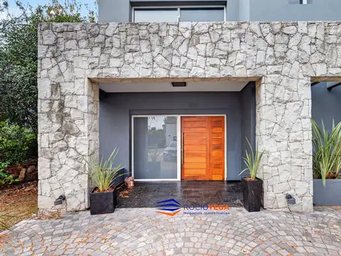 Casa en Venta con 2 cocheras