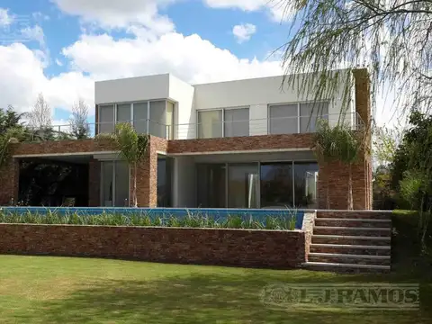Casa a la laguna con 4 dormitorios  en venta  en Santa Barbara