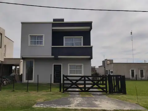 Imperdible casa moderna, en 2 plantas, en el barrio Domselaar Chico ALQUILER