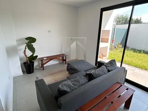 Casa 4 ambientes con 2 baños